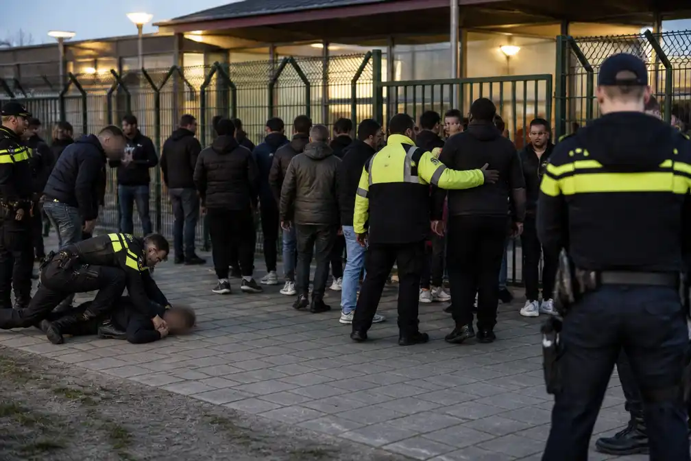 Opstootje buiten aanmeldcentrum Ter Apel, politie grijpt in
