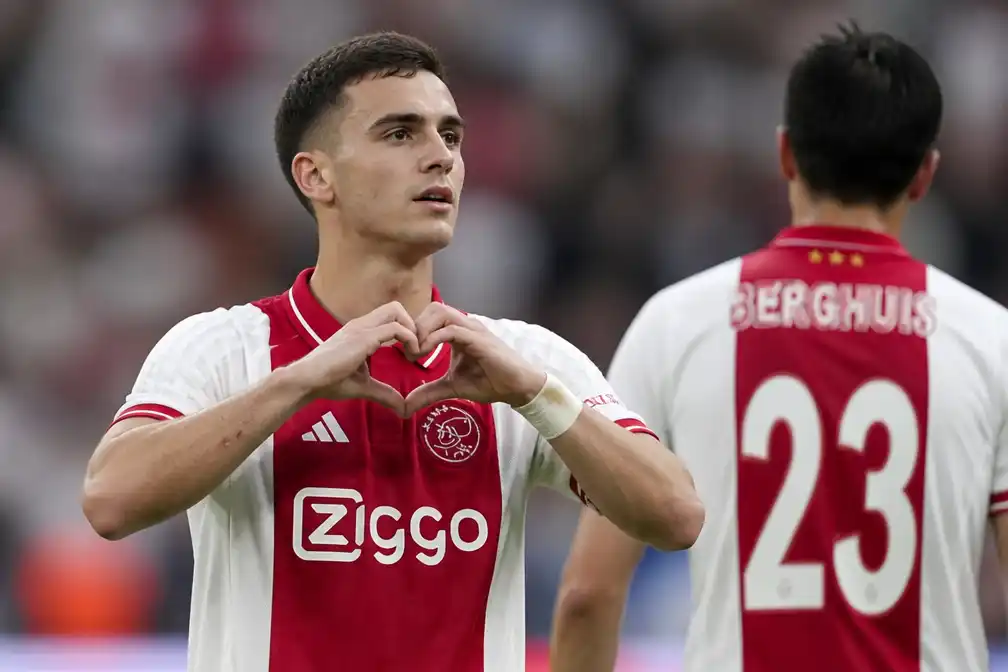 Oscar Gloukh scoort tweede hattrick uit zijn carrière voor Ajax tegen FK Vojvodina