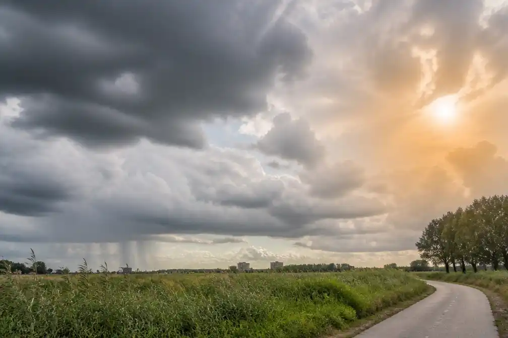 Dinsdag bewolkt met buien; vanaf donderdag tropische hitte en onweer